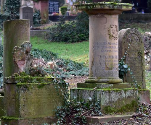 Grabstätte der Familie von Zabern, Hauptfriedhof Mainz, links: Wilhelmine von Zabern; Mitte: Theodor von Zabern; rechts: Maria von Zabern (geb. Pels), erste Ehefrau Theodors